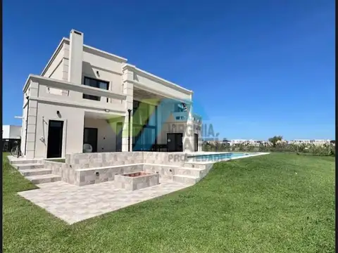 Casa en dos plantas con pileta en Canton Golf