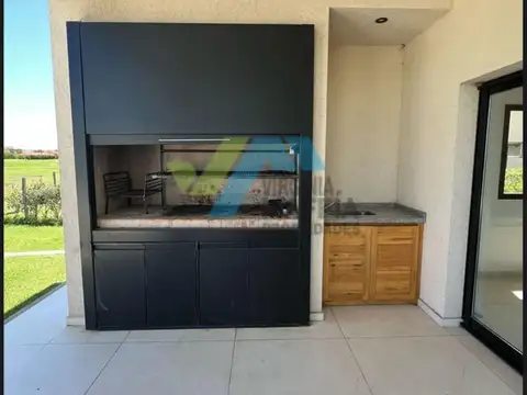 Casa en Alquiler con 1 cochera