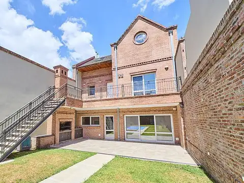 Impecable. Casa de tres plantas con ascensor interno. Villa Urquiza. Pileta. Jardín.