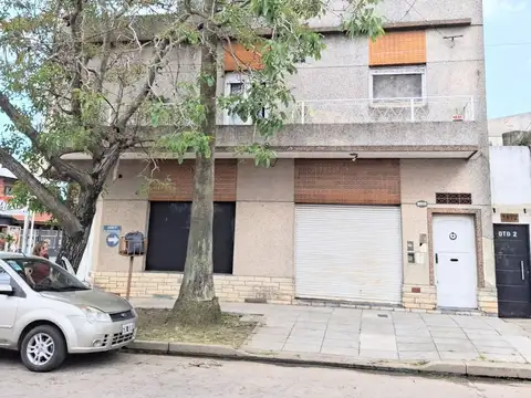 Casa muy amplia a la venta. Lanus Este