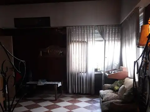 Amplia casa sobre lote de 900m2