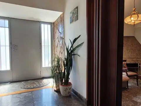 CASA 5 AMB. C/ COCHERA CUBIERTA Y PARQUE