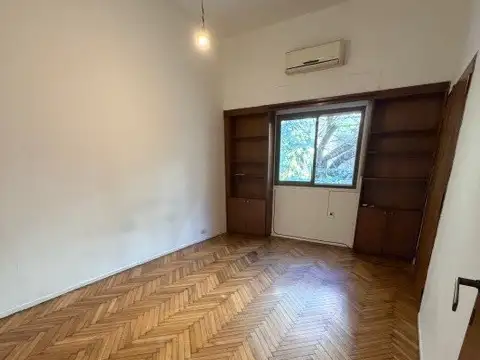 Dos ambientes, luminoso, ubicacion inmejorable, contrafrente, expensas bajas, aire acondicionado, se acepta 1 mascota