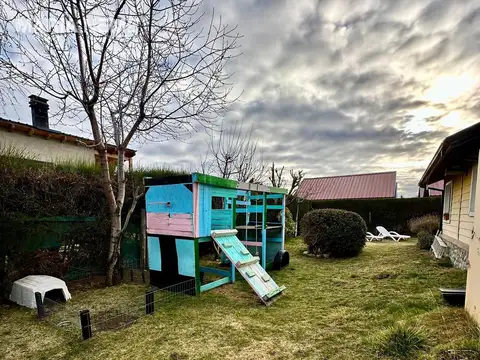 Casa en venta - 2 dormitorios - 140 m2 cuenta con una bodega/fabrica de vino equipada - Dina Huapi