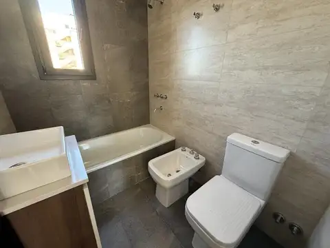 Departamento 3 ambientes con dormitorio en suite de categoría en Morón Sur
