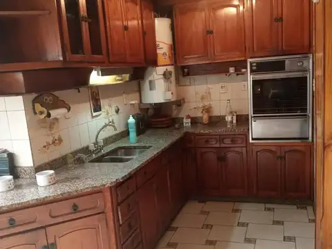 Dpto. de 4 amb. 2 piso al frente con ascensor