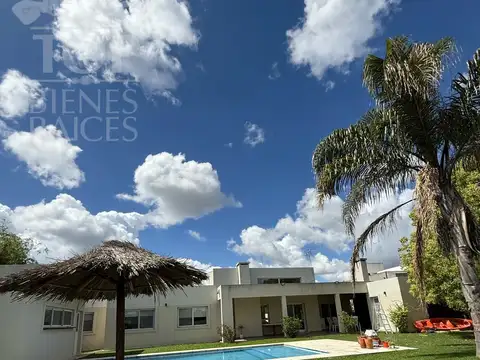 Casa 5 ambientes con 4 baños