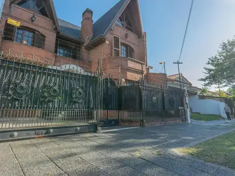 VENTA - IMPONENTE CASA - LOMAS DE ZAMORA - SE TOMA PERMUTA