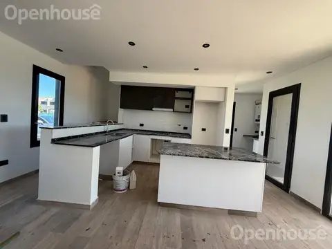 Casa 4 ambientes con 2 baños