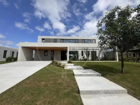 CASA EN VENTA BARRIO LA CALESA PILARA CON VISTA AL GOLF