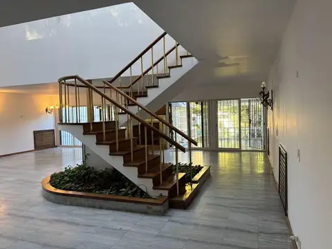 Casa en Alquiler con 3 cocheras