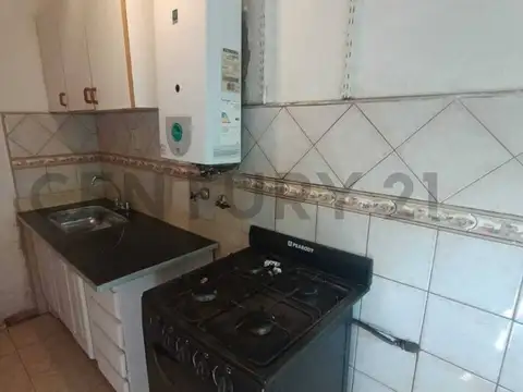 44 entre 1 y 2 300, Piso 1