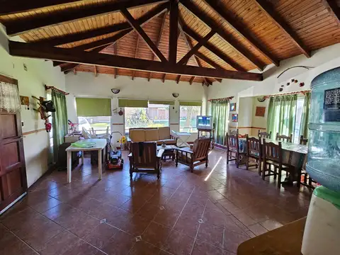 Casa 4 ambientes con 2 baños