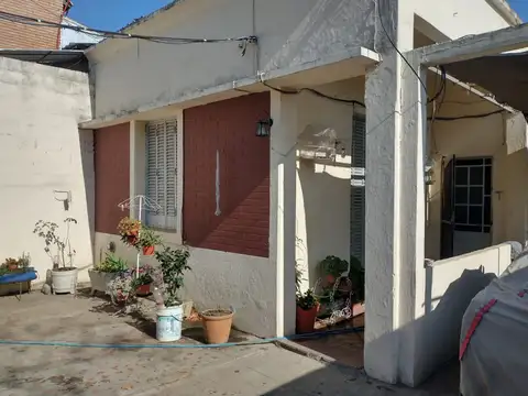 CASA AL FRENTE Y CASA EN FONDO DE 1 DORMITORIO.