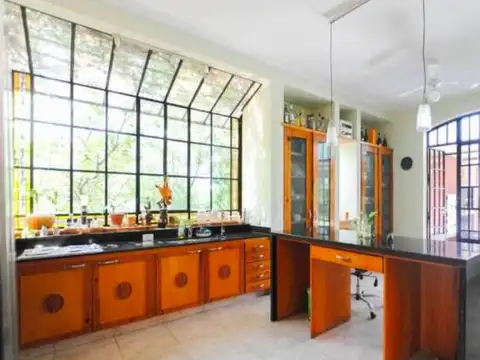 Casa 8 ambientes con 5 baños