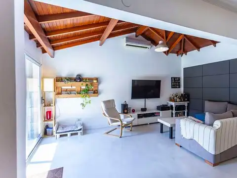Casa 5 ambientes con 2 baños
