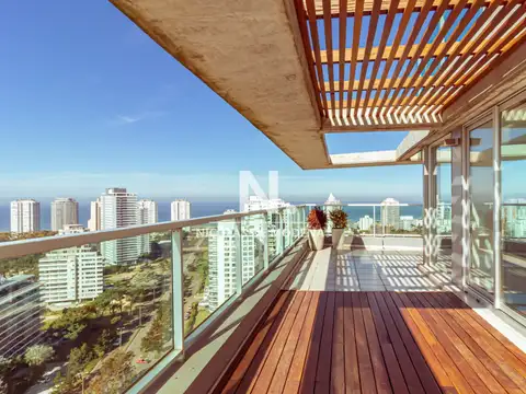 Penthouse de tres dormitorios en venta proximo al mar. Punta del Este.