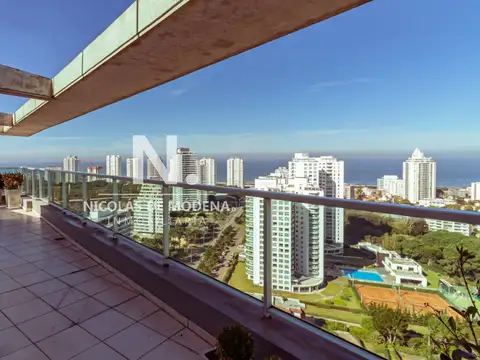 Penthouse de tres dormitorios en venta proximo al mar. Punta del Este.
