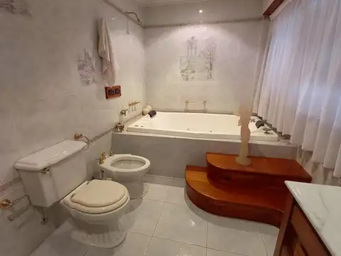 Casa en Venta con 3 cocheras