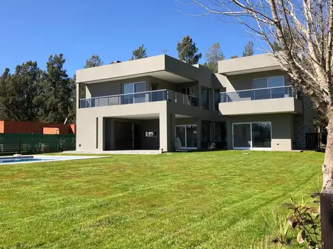 Casa en Venta con 4 cocheras