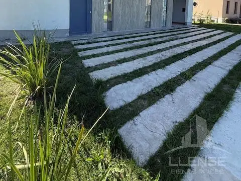 Casa en Venta en Guillermo E Hudson, USD 430.000