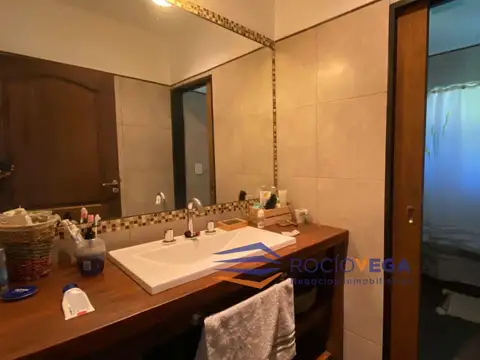 Casa en Alquiler con 2 cocheras