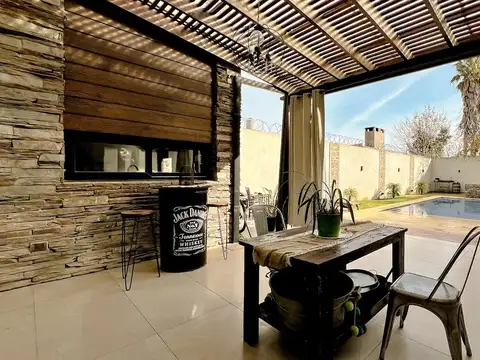 VENTA CASA 5 AMB QUINCHO, PILETA 5 AÑOS ANTIGUEDAD