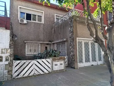 CASA EN VENTA SOBRE AV. RIESTRA EN VILLA LUGANO