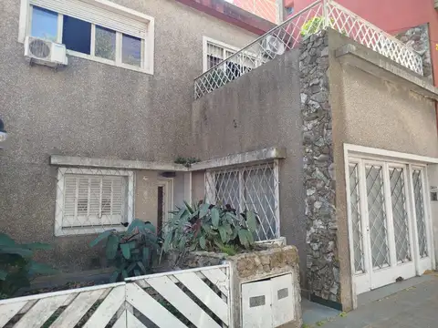 CASA EN VENTA SOBRE AV. RIESTRA EN VILLA LUGANO