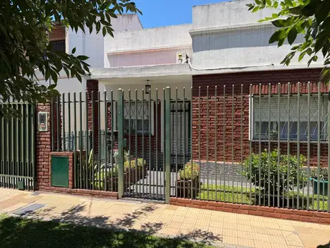 CASA 3AMB EN RAMOS MEJIA C/ DPTO DE 2AMB Y PATIO
