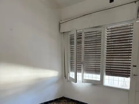 Casa 5 ambientes con 1 baño