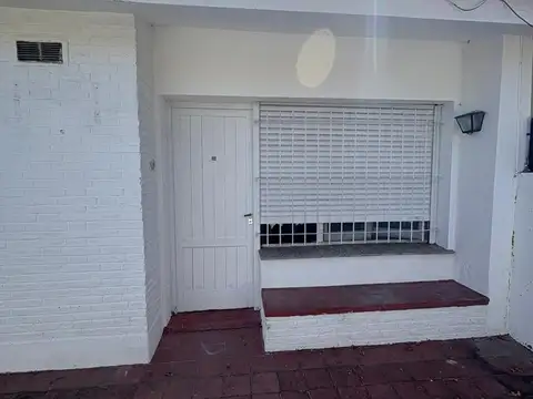 VENTA CASA EN GRANADERO BAIGORRIA CON JARDIN