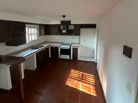 Casa 4 ambientes con 2 baños