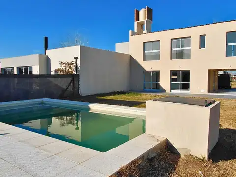 Casa 4 ambientes con 2 baños