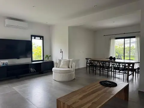 Casa en Venta con 3 cocheras