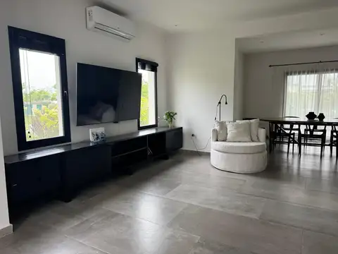 Casa 5 ambientes con 2 baños