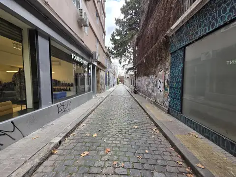 Excelente casa para uso profesional/comercial sobre Pasaje a pasos de Placita Cortazar!