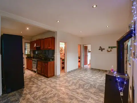 Casa 7 ambientes con 2 baños