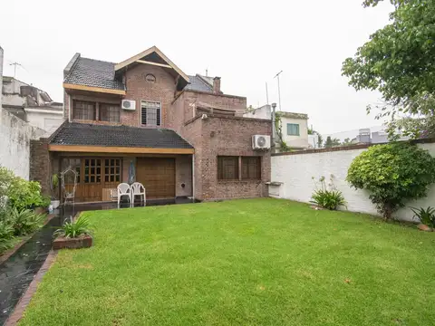 VENTA CASA CATEGORIA DE 5 AMBIENTES CON JARDÍN Y 2 COCHERAS - RAMOS MEJÍA - APTO CREDITO Y PERMUTA !