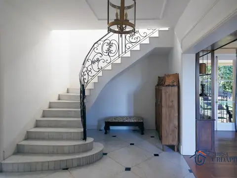 Casa en Alquiler con 2 cocheras