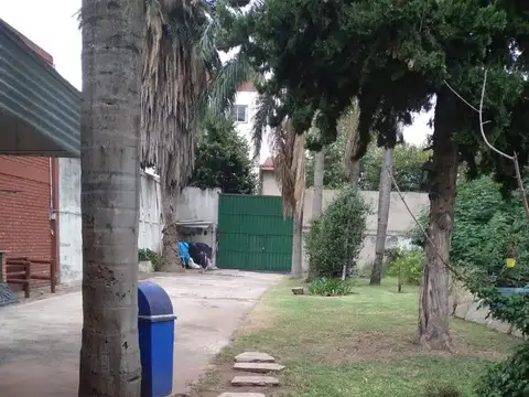 Venta vivienda en 2 plantas de 4 amb s/lote de 10 x 31 m.