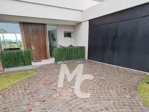 Casa en Venta con 10 cocheras