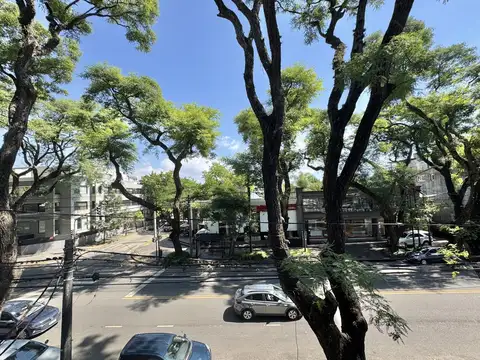 Sensacional departamento en alquiler con vista abierta y cochera en Acassuso sobre Av. Libertador.