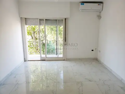 Departamento 3 ambientes con balcón, 2do piso por escalera, Mataderos