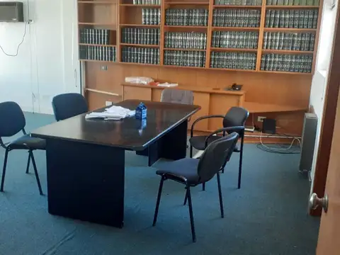 Oficina 5 ambientes con 2 baños