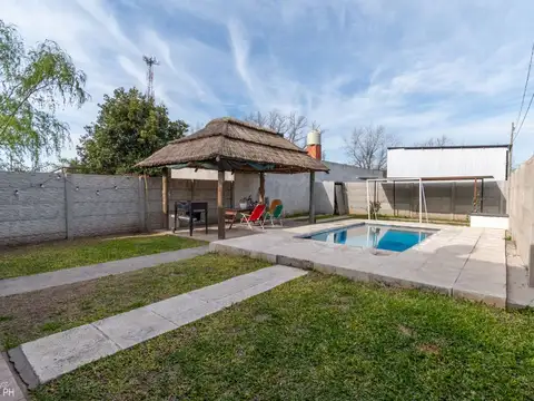 VENTA - CASA 2 DORMITORIOS + GALPON, ROLDAN