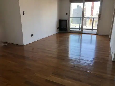 DEPARTAMENTO DE TRES AMBIENTES CON BAULERA.-