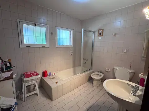 Casa 4 AMB con amplio parque en Parque leloir. Apto crédito!