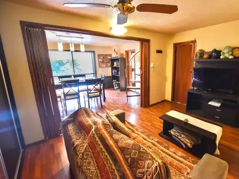 Casa dos plantas con patio