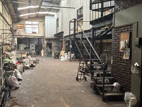 GALPÓN EN VENTA EN LA TABLADA 300 M2